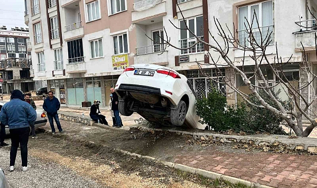 Otomobil apartman boşluğuna düştü