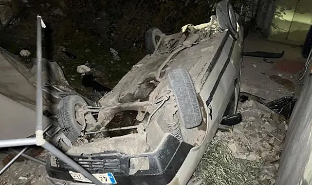 Otomobil bahçeye uçtu: Yaralılar müdahale sonrası olay yerinden kaçtı