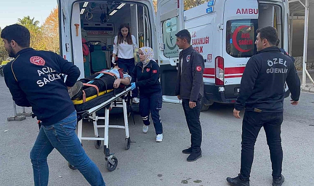 Otomobil ile traktör çarpıştı: 3 Yaralı