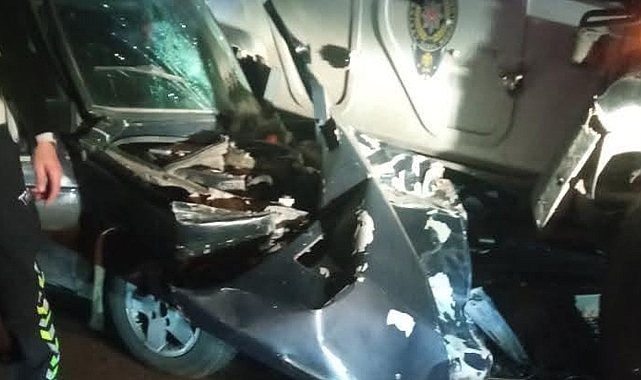 Otomobil polis aracına çarptı: 3 yaralı