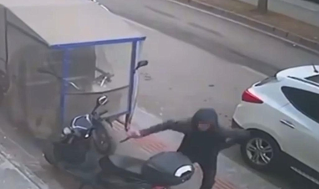 Park halindeki motosikletten telefon çalan hırsız kameraya yansıdı