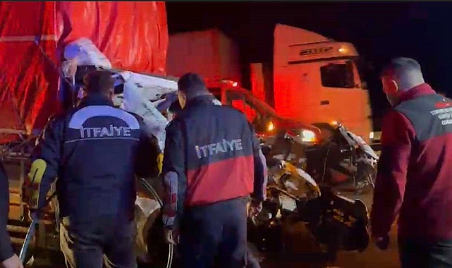 Pikap tırın dorsesine çarptı: 2 yaralı