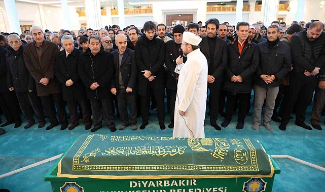 Şarkıcı ve yönetmen Mahsun Kırmızıgül’ün annesi son yolculuğuna uğurlandı
