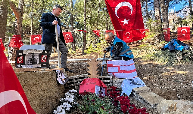 Şehidin kabrine öğrenciler duygu dolu notlar bıraktı