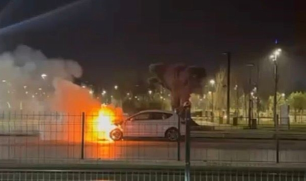 Seyir halindeki araç alev alev yandı