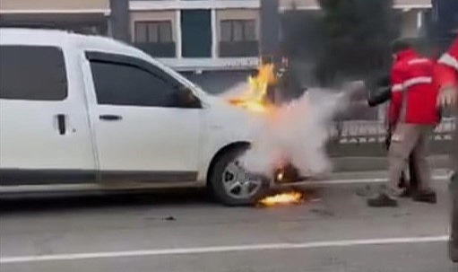 Seyir halindeki hafif ticari araç yandı