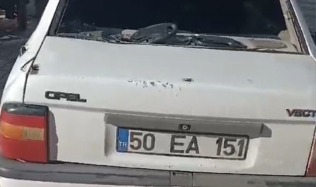 Şiddetli rüzgar ağaçları devirdi, ulaşımı aksattı