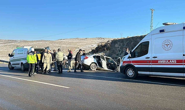Siverek'te kaza: Otomobil duvara tosladı