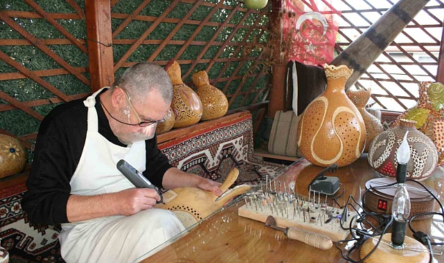 Su kabağından yaptığı süs eşyalarını birçok ülkeye satıyor