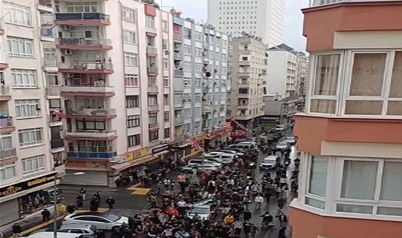 Suriyeliler Esed’in gidişini kutladı