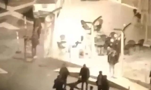 Tekme tokat birbirine girdiler: O anlar kamerada