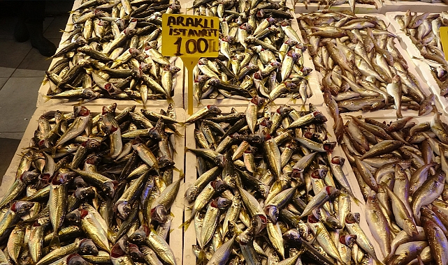 Tezgahlarda hamsi ve istavrit bolluğu