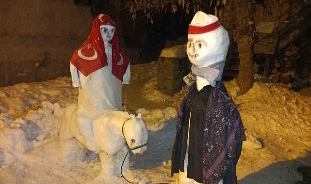 Torunu mutlu olsun diye kardan heykeller yaptı