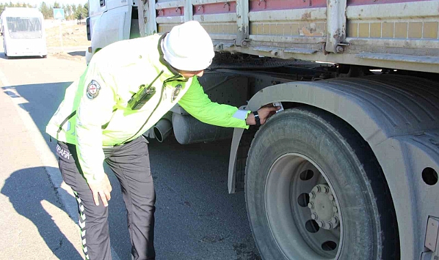 Trafik ekiplerinden ticari araçlarda kış lastiği denetimi