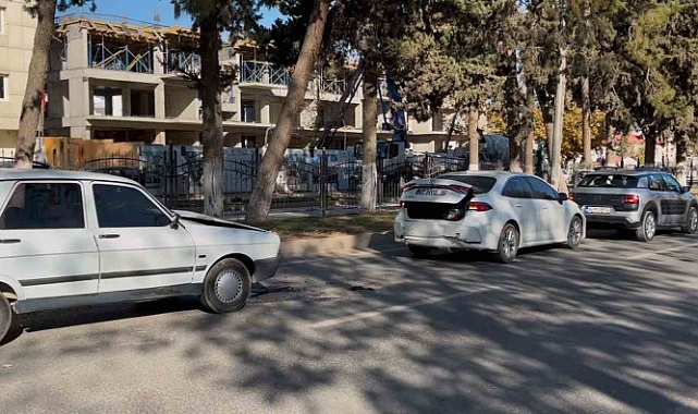 Üç aracın karıştığı kazada 1 kişi yaralandı