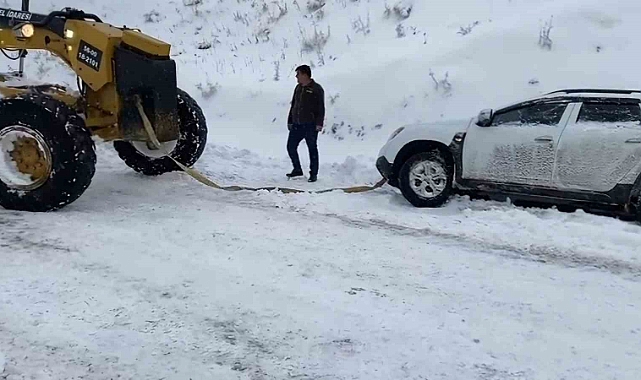 Yoğun kar yağışı nedeniyle kapanan yol ulaşıma açıldı