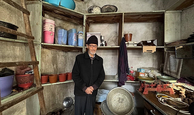 15 metrekarede 65 yılını geçiren usta görenleri hayrete düşürüyor