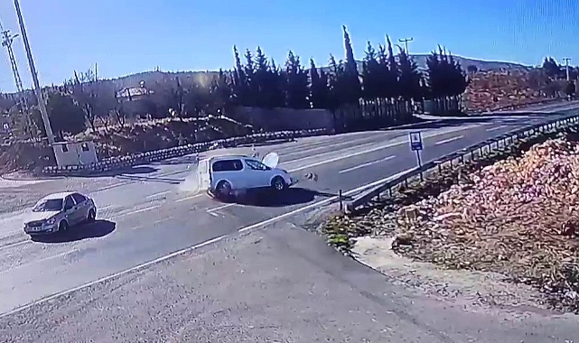 2 aracın çarpışma anı kameralara yansıdı