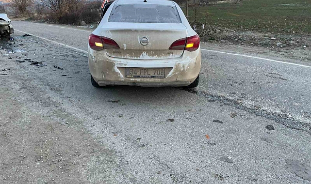 2 otomobil çarpıştı: 4 yaralı