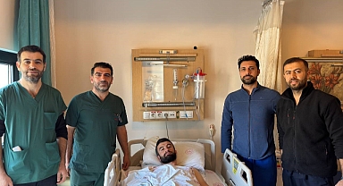 25 yaşındaki gencin bacağındaki şişkinlik endovasküler girişim ile tedavi edildi