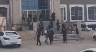 Adliye önünde gergin anlar