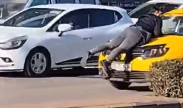 Bir vatandaş hareket halindeki taksinin üzerine çıktı