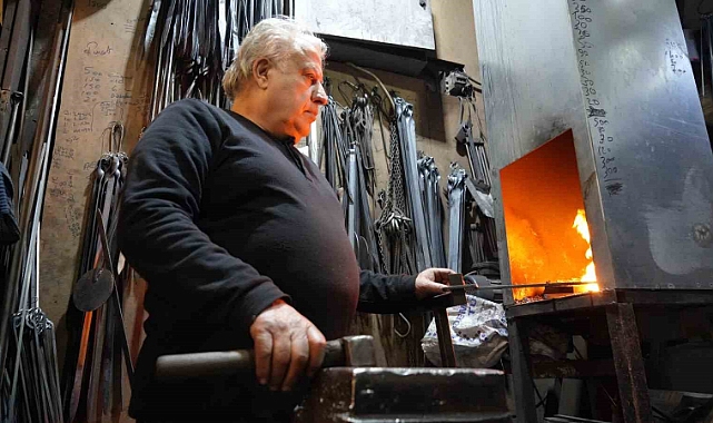 Erol usta yarım asırdır demir dövüyor