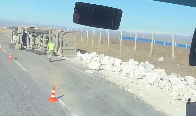 Hafriyat kamyonunun devrildiği kazada sürücü yaralandı
