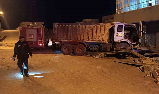 Kamyon duvara çarptı: 1 yaralı