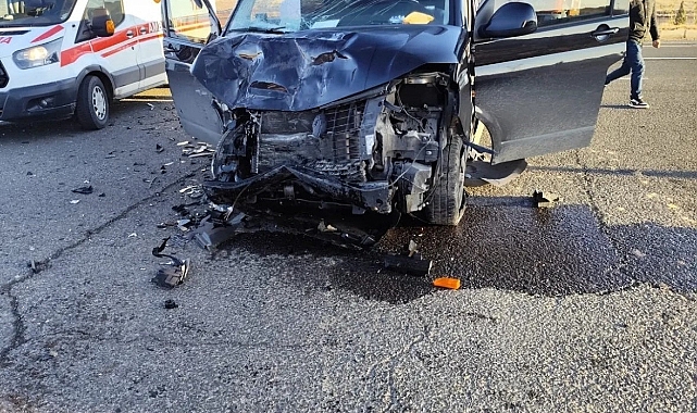 Kamyonet ile otomobil çarpıştı: 2 yaralı