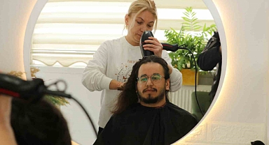 Kanser hastaları için saçlarından vazgeçti