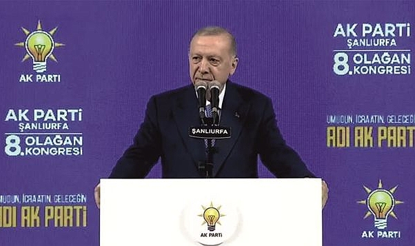 Kongrede Tatlıses sürprizi