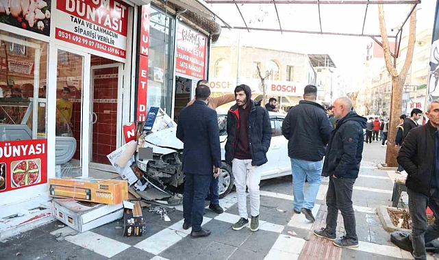 Kontrolden çıkan otomobil baba oğula çarptı