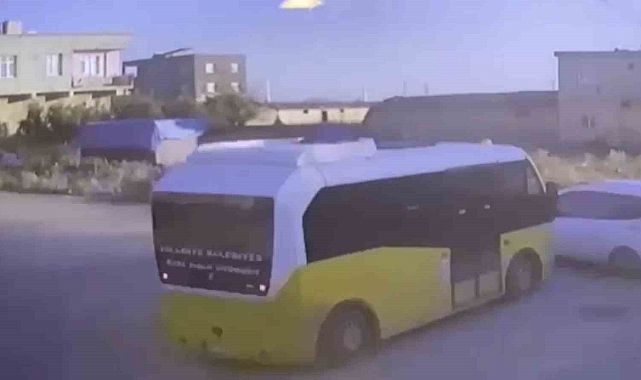 Minibüs ile hafif ticari araç çarpıştı: 2 yaralı