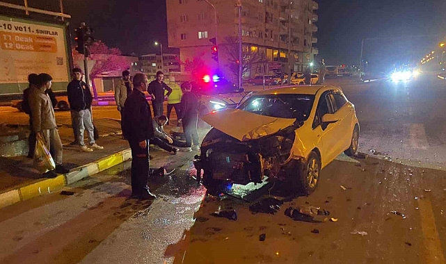 Otomobil ile kamyonet çarpıştı: 2 yaralı