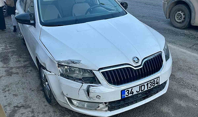 Otomobiller çarpıştı