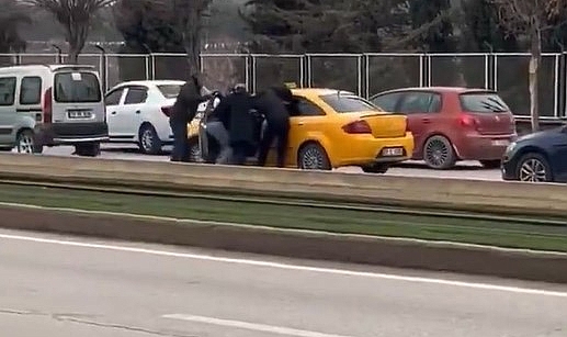 Trafikte dehşet: Taksiciye aracında meydan dayağı