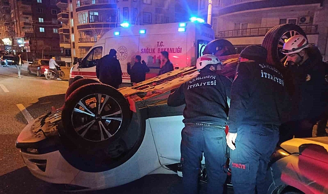 Urfa'da iki otomobil çarpıştı