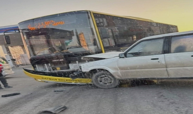 Yolcu otobüsü ile hafif ticari araç çarpıştı