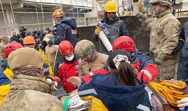 100 kişiye mezar olan apartmandan 56 saat sonra sağ çıkartılmıştı, o anları gözyaşları içinde anlattı100 kişiye mezar olan apartmandan 56 saat sonra sağ çıkartılmıştı, o anları gözyaşları içinde anlattı