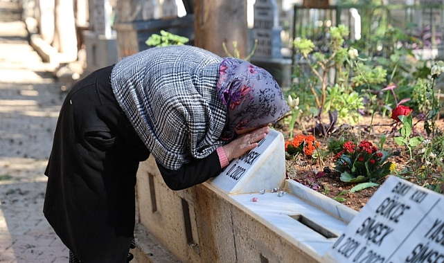 6 Şubat depreminin yıl dönümünde mezarlıkta en acı buluşma