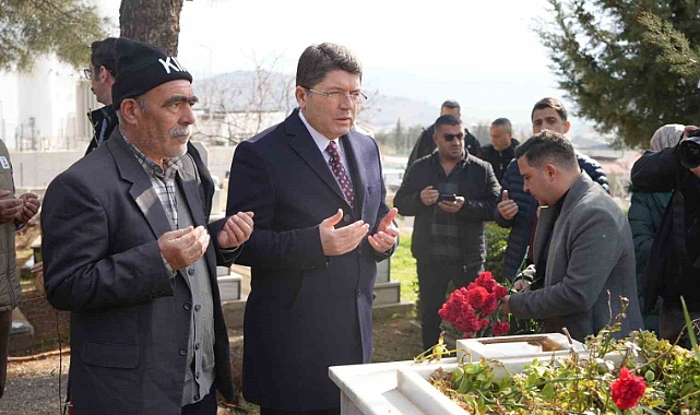 Bakan Tunç, Nurdağı’nda deprem şehitliğine karanfil bıraktı