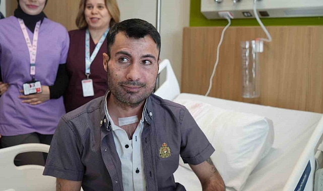 Çenesindeki dev tümörden kurtuldu, bacağından alınan kemikle yeni yüzüne kavuştu