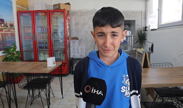 Depremde babasını kaybeden 10 yaşındaki çocuk, ağlayarak annesine sarıldı