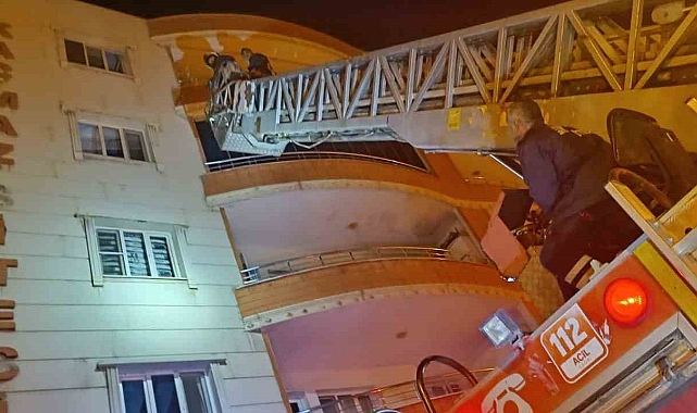 Ev yangınında 4 kişi dumandan etkilendi