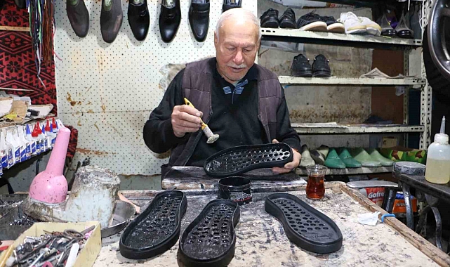 Gelişen teknolojiye rağmen 65 yıldır elde kundura imalatı ve onarımı yapıyor