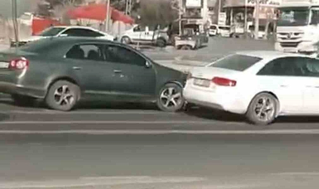İki otomobil çarpıştı