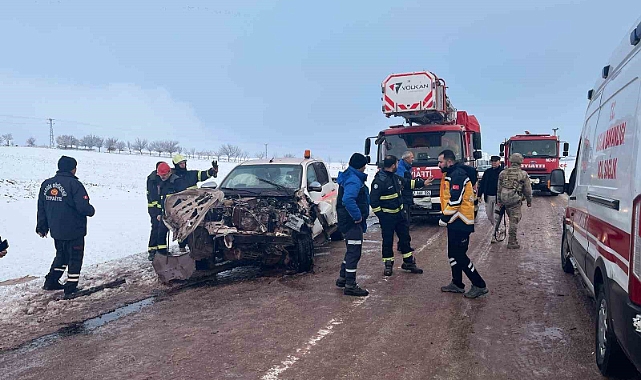 İşçileri taşıyan minibüs ile pikap çarpıştı: 10 yaralı