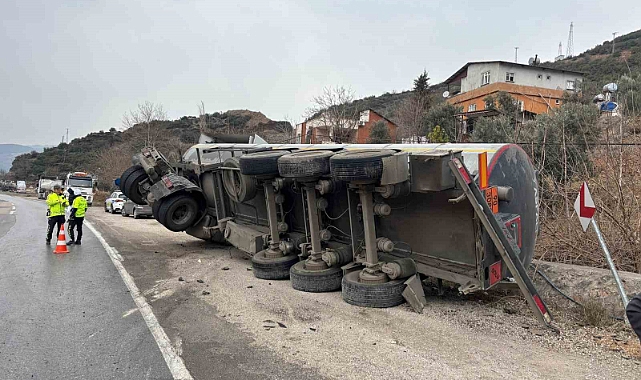 Kontrolden çıkan tanker devrildi