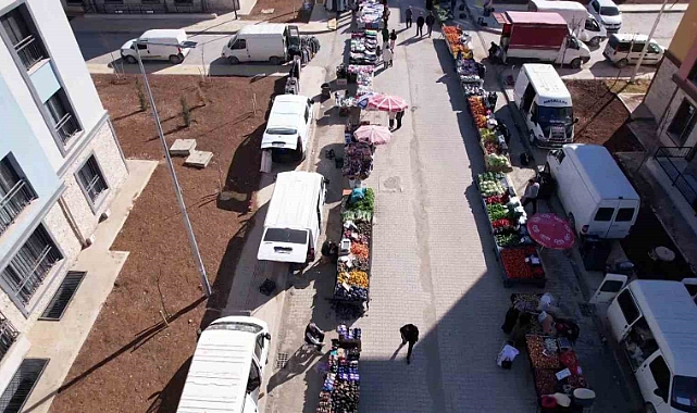Konutlarda kalan depremzedeler için semt pazarı kuruldu